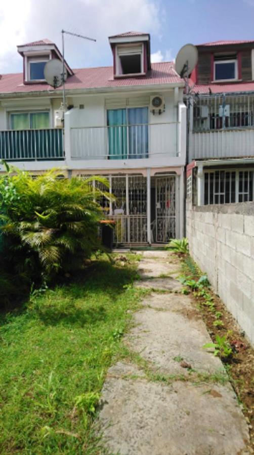 With One Bedroom In With Enclosed Garden And Wifi 10 Km From The Beach Appartement *